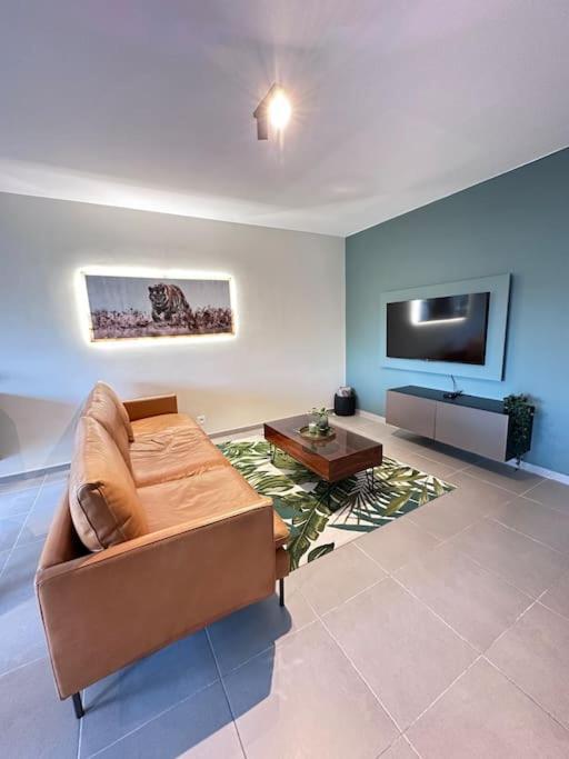 Mons - Superbe Appartement 2Ch - Parking Gratuit Buitenkant foto